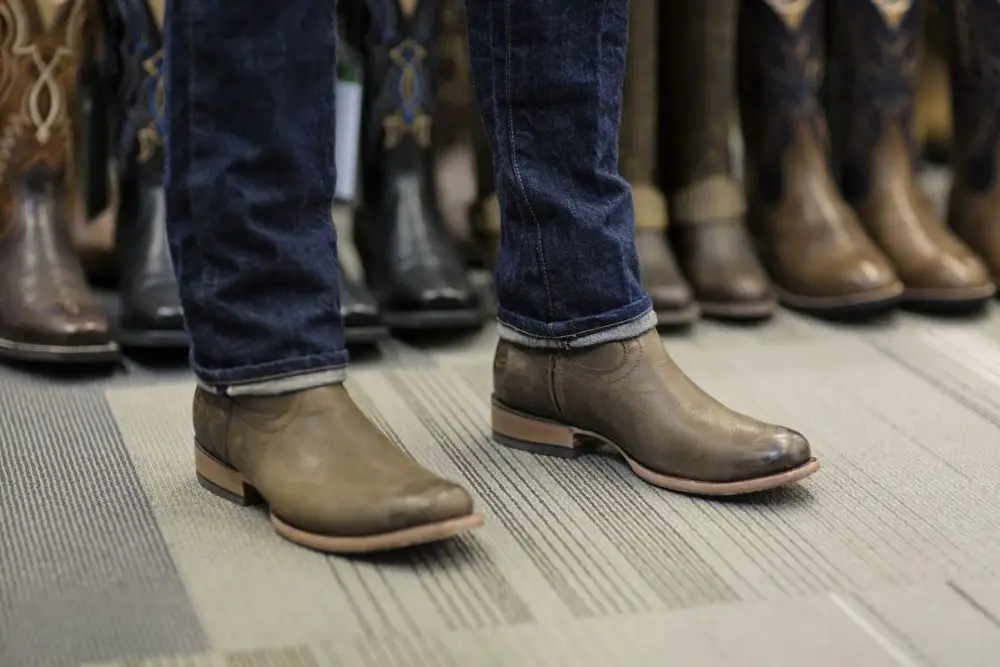 Ariat Shoe Size Chart: How To Fit Cowboy Boots?